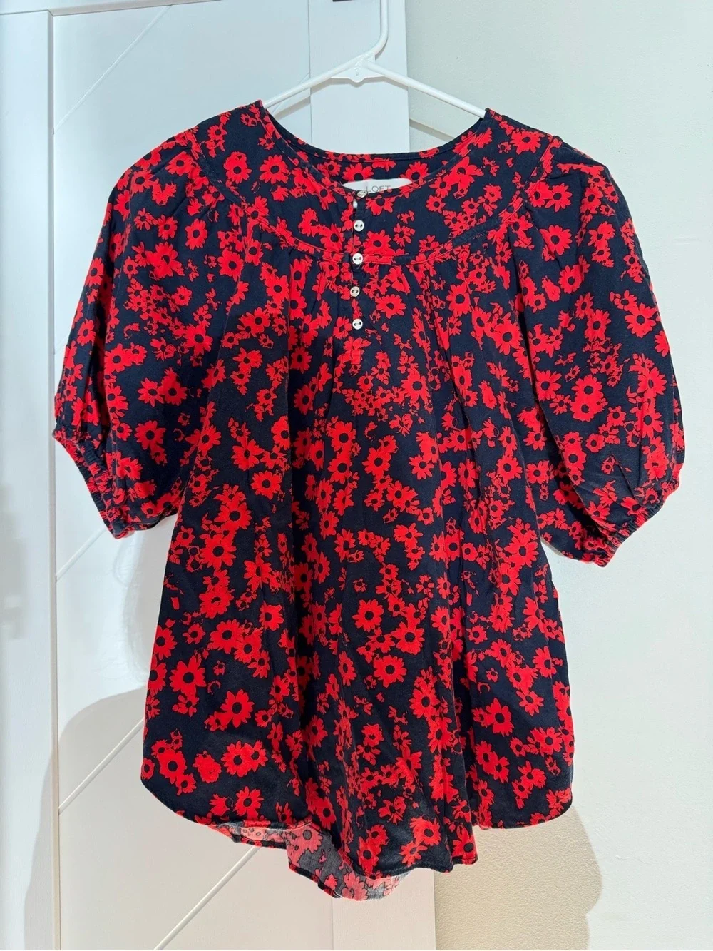 LOFT Red Floral Blouse Navy Puff Sleeve Pleated Front Size M